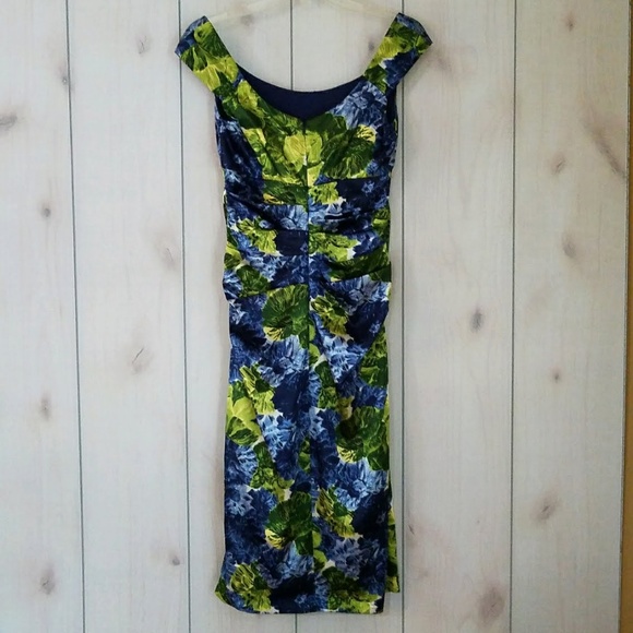 Beautiful Dress Great for Formals or Date Night! - Picture 2 of 8